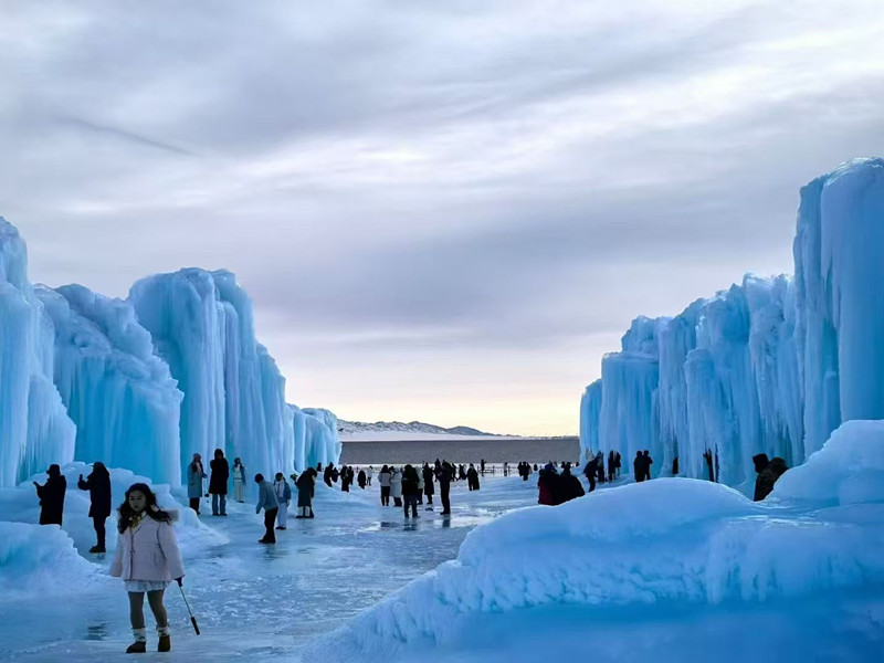 新疆 24 天春游记・Day2：天池的雪还没化，我的相机先冻傻了